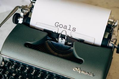 typewriter with word goal on the paper